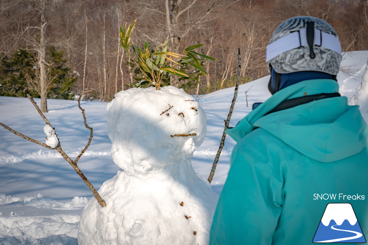 井山敬介さんと秋元日菜子さんのコンビは今年も健在！さらに、サプライズゲストも登場？！憧れのスキーヤーと一緒に雪と戯れ、『いちえ』の美味しいランチをいただく…。夢のようなイベント。めもるホールディングス presents プロスキーヤー・井山敬介さんと行く｜ダイナスティスキーリゾート